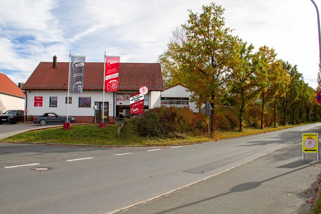 Das Foto zeigt eine Außenaufnahme des Ing-Büro Prüfcenter Ebert von der Straße aus.